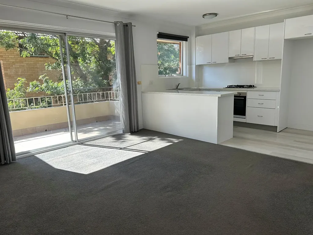 Spacious One-Bedroom Apartment with Lock-Up Garage and Storage – Popular Dee Why Location