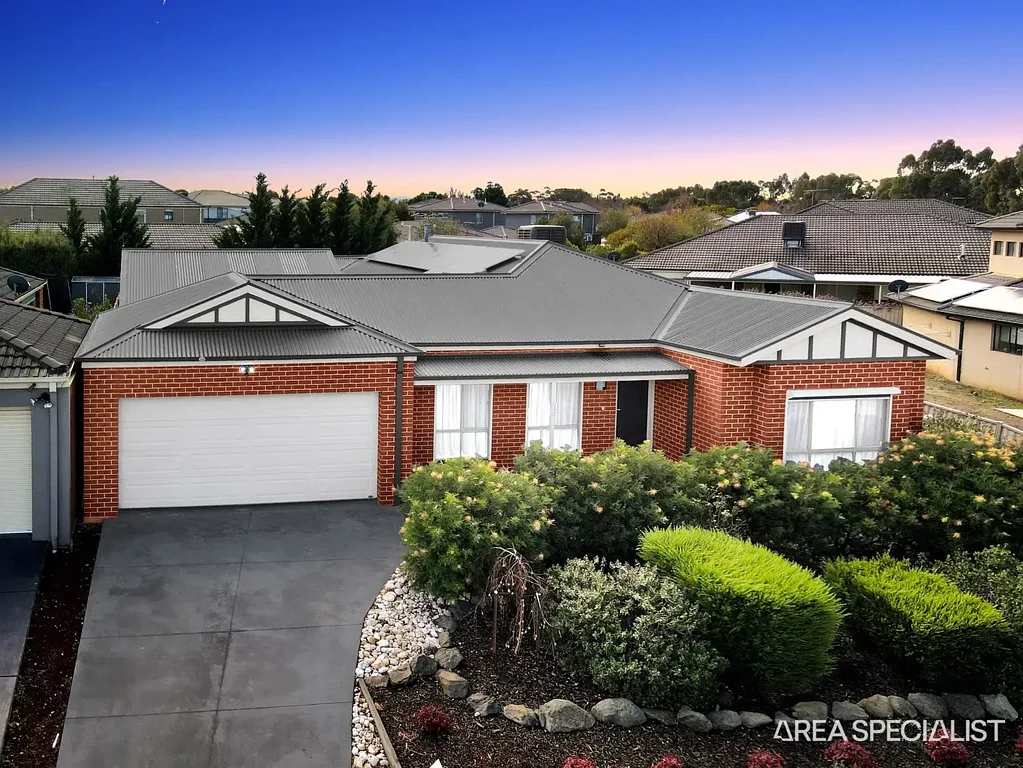 Melton West 4Kwarto THE BRIEF: LOCATED IN WESTLAKE ESTATE/ SITTING ON 676M2/ DRIVE THRU ACCESS!