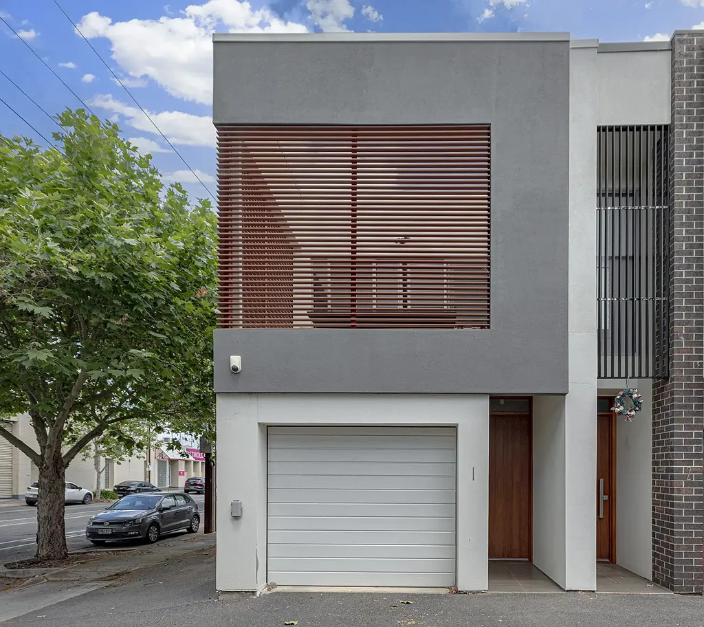 Stylish Modern 2-Bedroom Townhouse in Trendy Brompton!