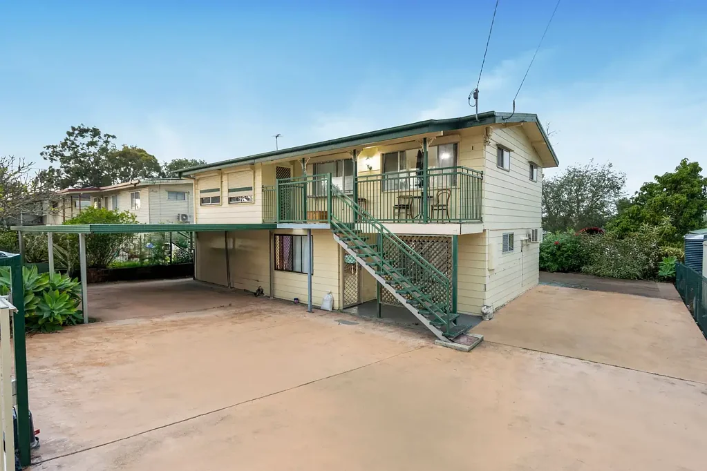 Crestmead 3 Bedroom SPACIOUS HIGHSET WITH DUAL LIVING!