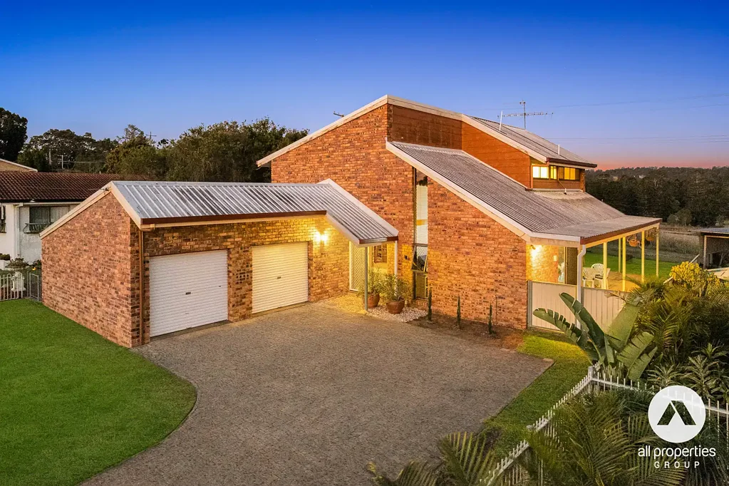Beaudesert 4कमरा Charming Dual-Level Home with Scenic Views!