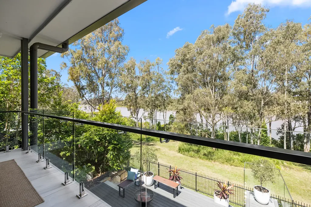 Kenmore 5બેડરૂમ Three Level Architectural Riverfront Masterpiece with Lift, Sauna & Wine Cellar