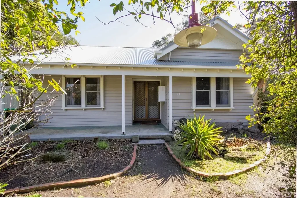 Stunning cottage style home in heart of Corinella!