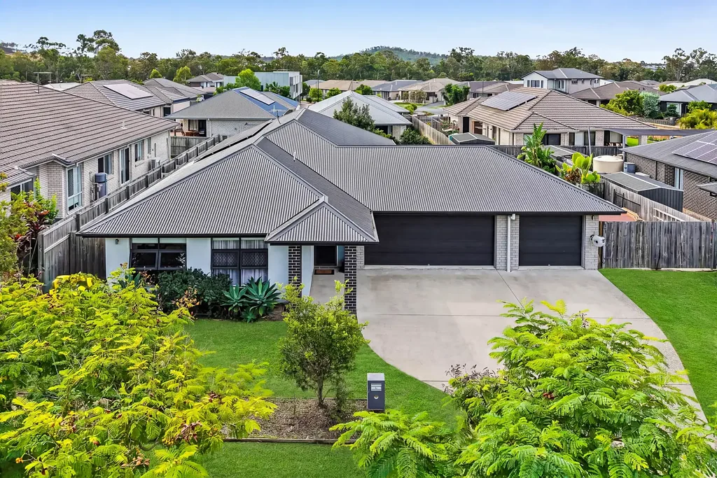 Flagstone 4침실 3 Car Garage | Side Access | Two Living Zones | Pool | 720m2 Block