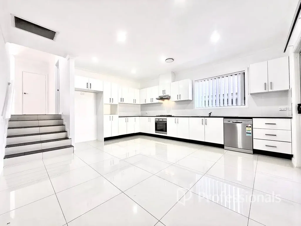 Riverstone 4房 宽敞错层式家庭住宅，现代升级 Spacious Split-Level Family Living with Modern Updates