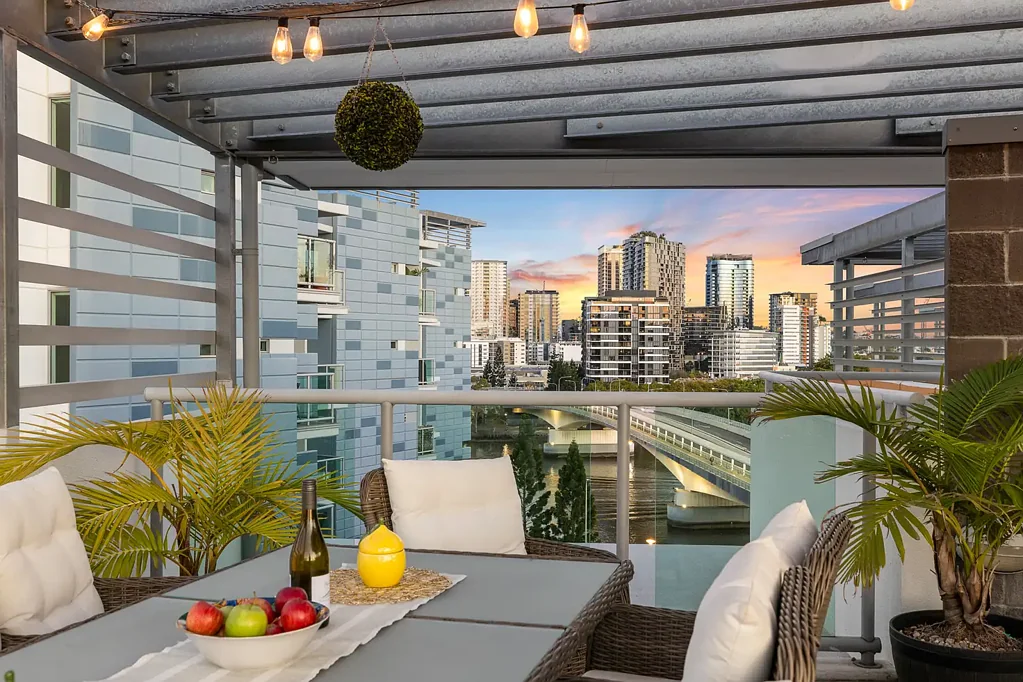 Brisbane City 3房 尊享高层生活，独享私人屋顶露台 1 WEEK UNTIL AUCTION! Elevated Living with an Exclusive Private Rooftop Terrace