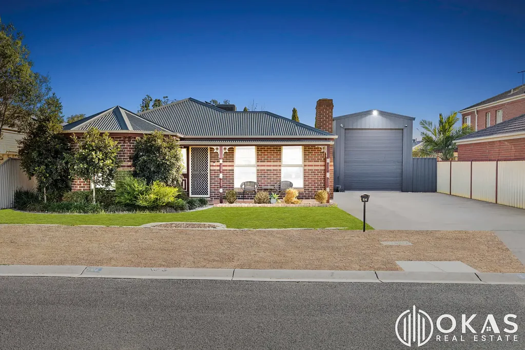 Tarneit 4Phòng ngủ Stunner with East facing frontage / Walk to ICOM & Tarneit West Shopping Centre / Massive Shed with 3.3m opening height!!!
