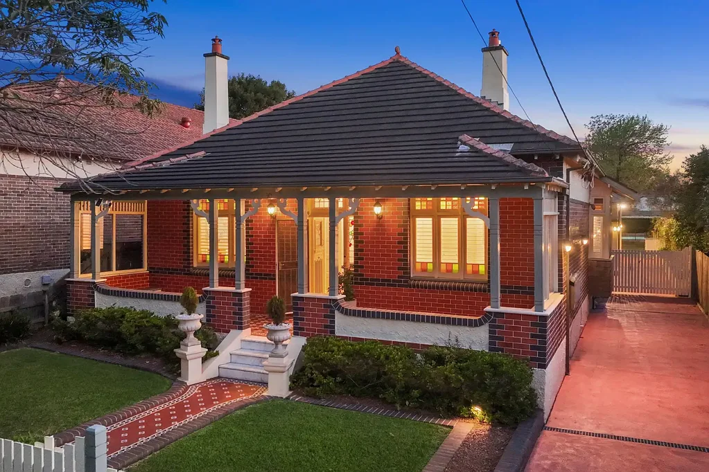 Homebush 5房 坐落于940平方米绝佳地块上的一处永恒休憩之所 A Timeless Sanctuary on a Superb 940sqm Holding