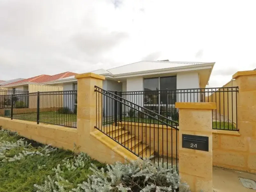 Modern 3x2 Low-Maintenance Living in Prime Lakelands Location