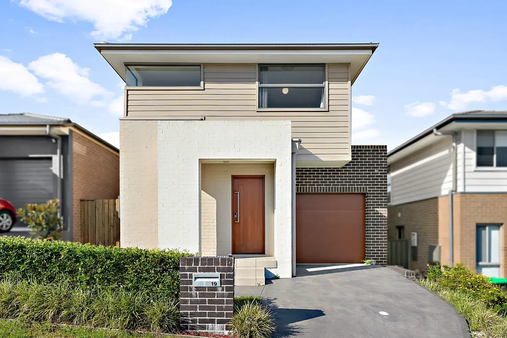 Box Hill 4 Bedroom Contemporary Elegance on a Prime Allotment !!!!!