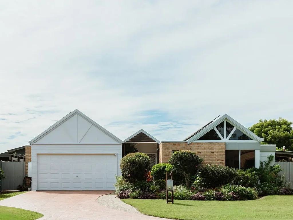 Bongaree 3房  内外皆美丽的审美——毫不费力的海滨生活  A BEAUTIFUL AESTHETIC INSIDE AND OUT – EFFORTLESS COASTAL LIVING