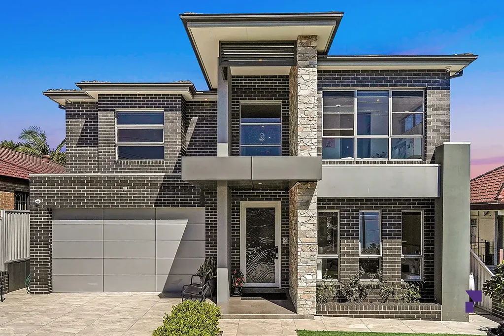 Greenacre 5ਬੈੱਡਰੂਮ Modern residence with inground pool sets a new benchmark in architectural brilliance