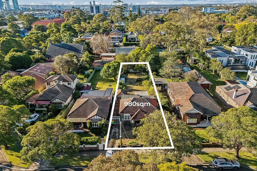 Strathfield 3房 卓越的980平方米土地价值机遇，未来潜力无限 Exceptional 980sqm land value opportunity with outstanding future potential
