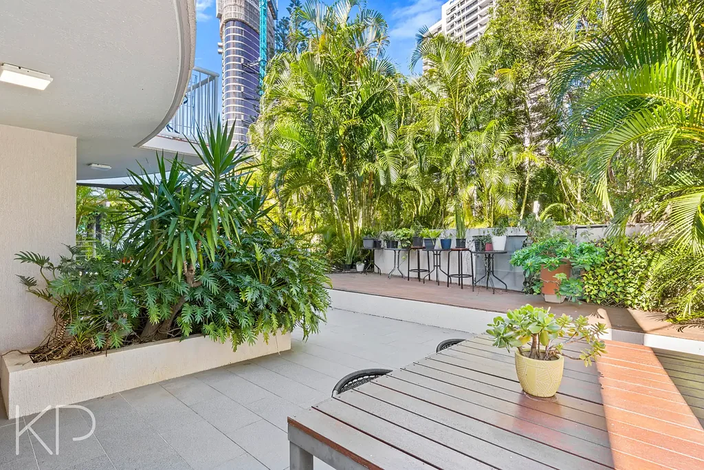 Surfers Paradise 1 Bedroom Ground Floor - Discover beachside living