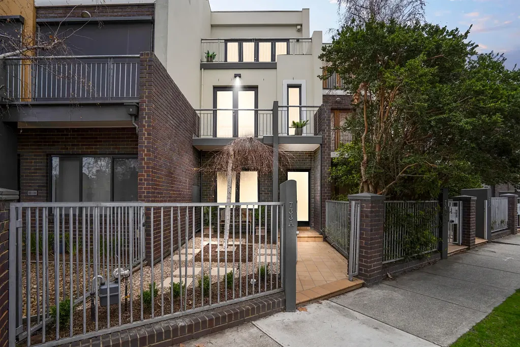 Moonee Ponds 4房 Queens Park景观 优雅空间 高天花板 精心设计 翻新厨房 私人后院 步行便利 低维护生活 Effortless style and space overlooking Queens Park