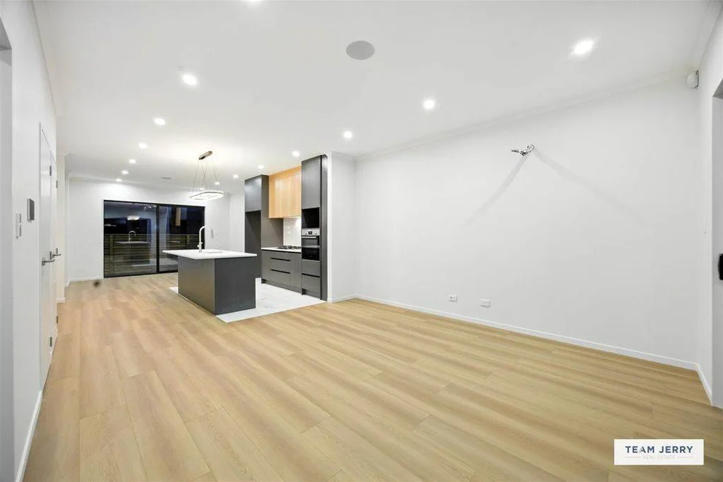 Spacious Modern New-Build in a Growing Community