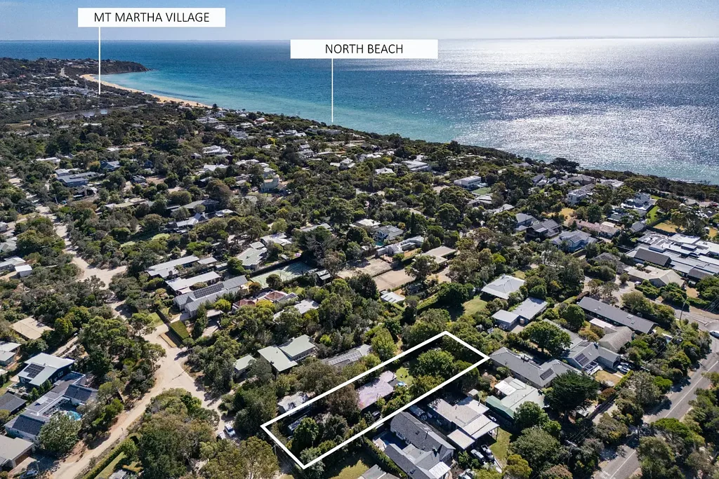 Mount Martha 3房 树木茂盛1586sqm 海滨物业 已批分拆许可 步行Hawker Beach 开放式设计 现代更新 Scandi加热器 石材台面 私密绿茵 SOUTH HAVEN