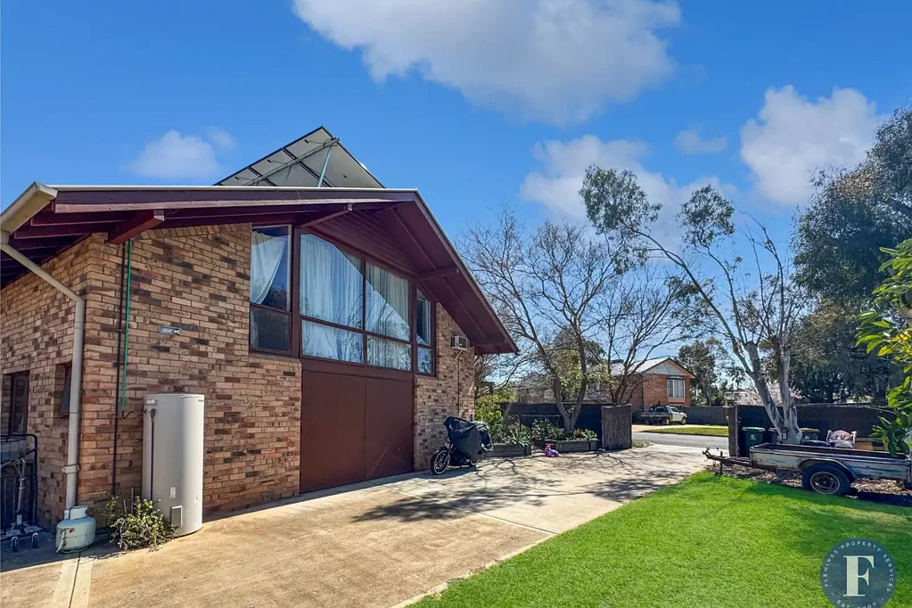 Forbes 4Kwarto Versatile Family Home with Side Access