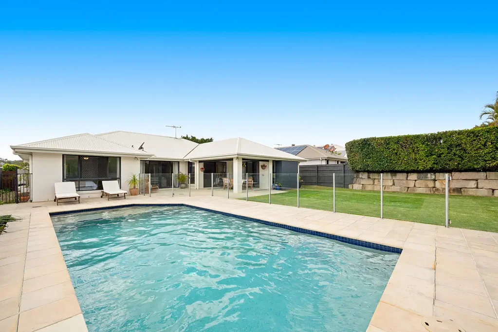 Sinnamon Park 5બેડરૂમ Expansive Family Living with Pool in Prestigious Edenbrooke