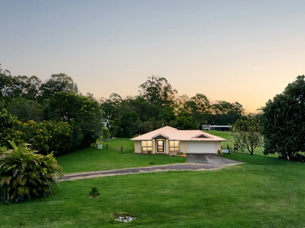 Cooroy 5房  Private Acreage - Space, Convenience & Golfers Lifestyle in One