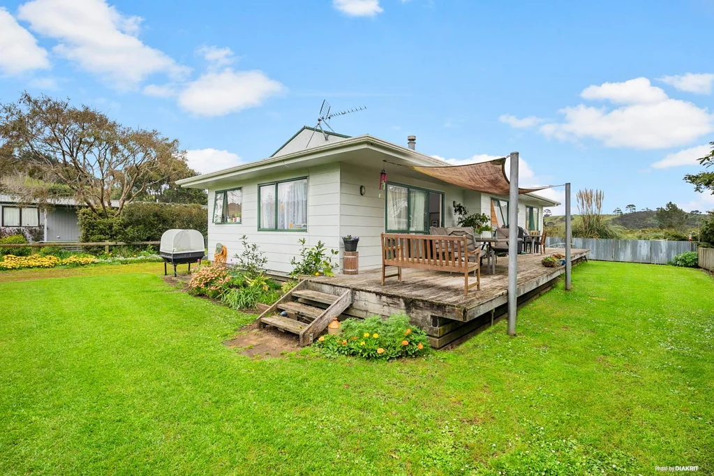 Manukau Heads 3Zimmer Coastal Charm with Income Potential