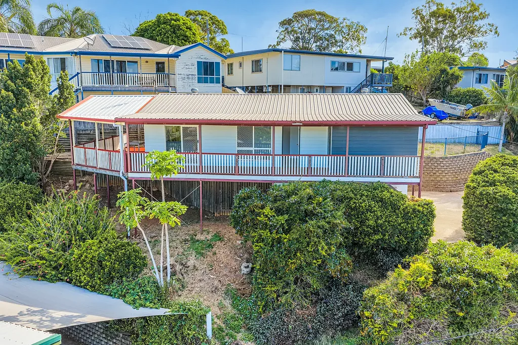 West Gladstone 3Kwarto PICTURE PERFECT POSITION… ELEVATED HOME... WITH VIEWS…