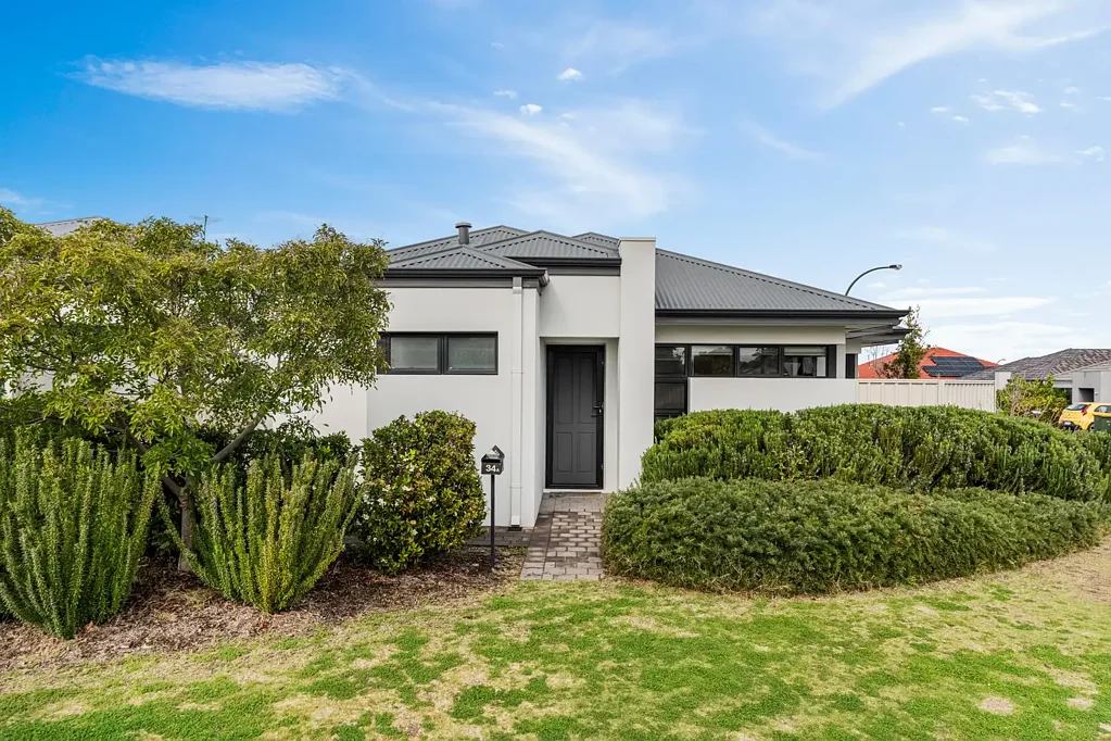 Modern 3-Bedroom, 2-Bathroom Corner Villa in Quiet Pearsall