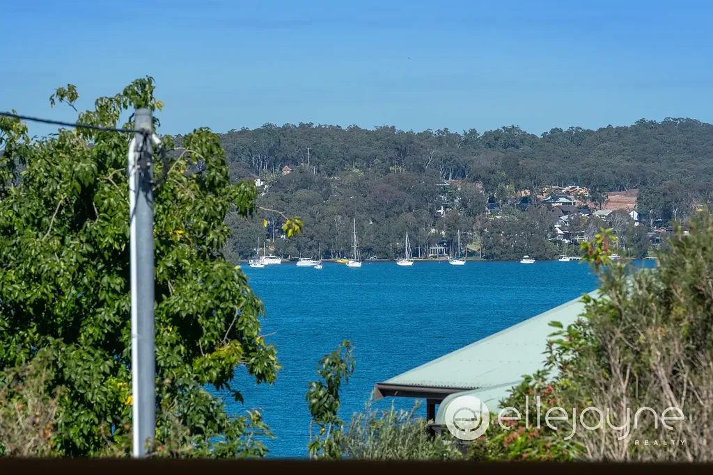 Morisset Park 4房  DOUBLE-STOREY HOME WITH LAKE VIEWS ON 1533M2 BLOCK – MORISSET PARK