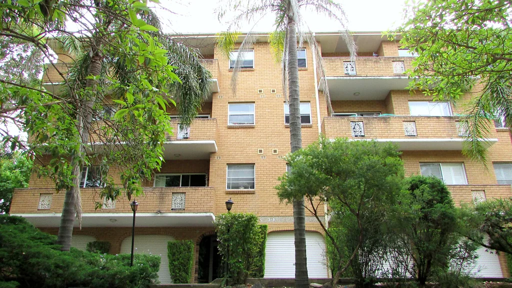 Spacious 2 bedroom Apartment walk to Station