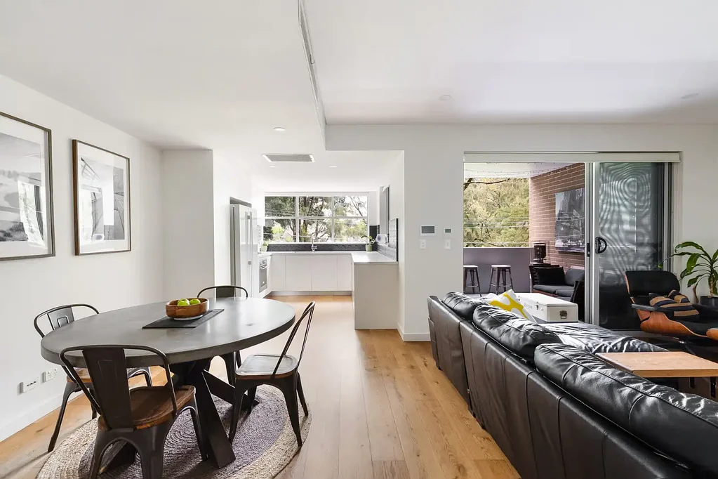St Peters 2房  Chic split-level apartment in parkside locale
