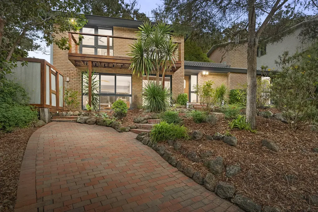 Eltham North 4房 宁静花园环境中的高架家庭生活 Elevated Family Living in a Tranquil Garden Setting