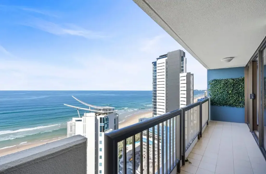 Live Above the Coast – Fully Furnished 21st Floor Apartment with Stunning Ocean Views