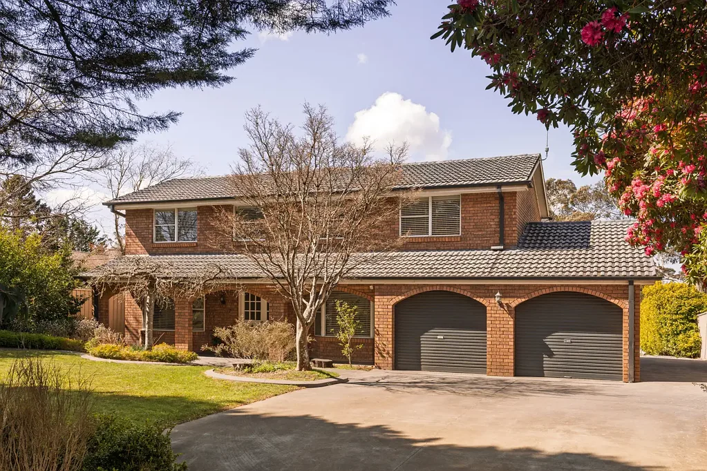 Katoomba 5Kwarto Five Bedroom Double-Storey Home on a Generous Level Block