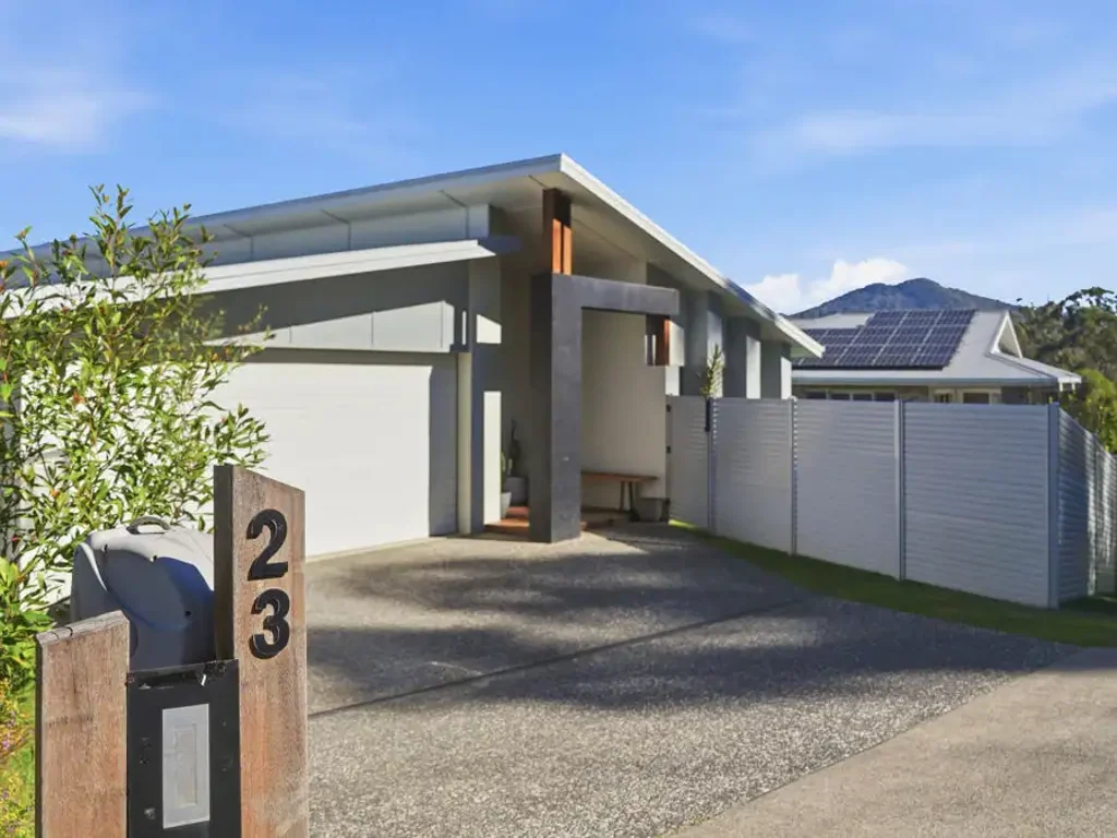 North Boambee Valley 4બેડરૂમ Modern Family Living with Space, Style & a Pool....