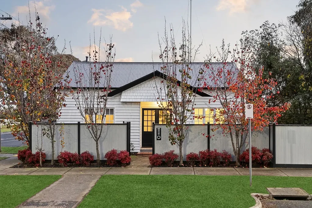 East Geelong 2Kwarto Embrace Style and Convenience in this Urban Cottage