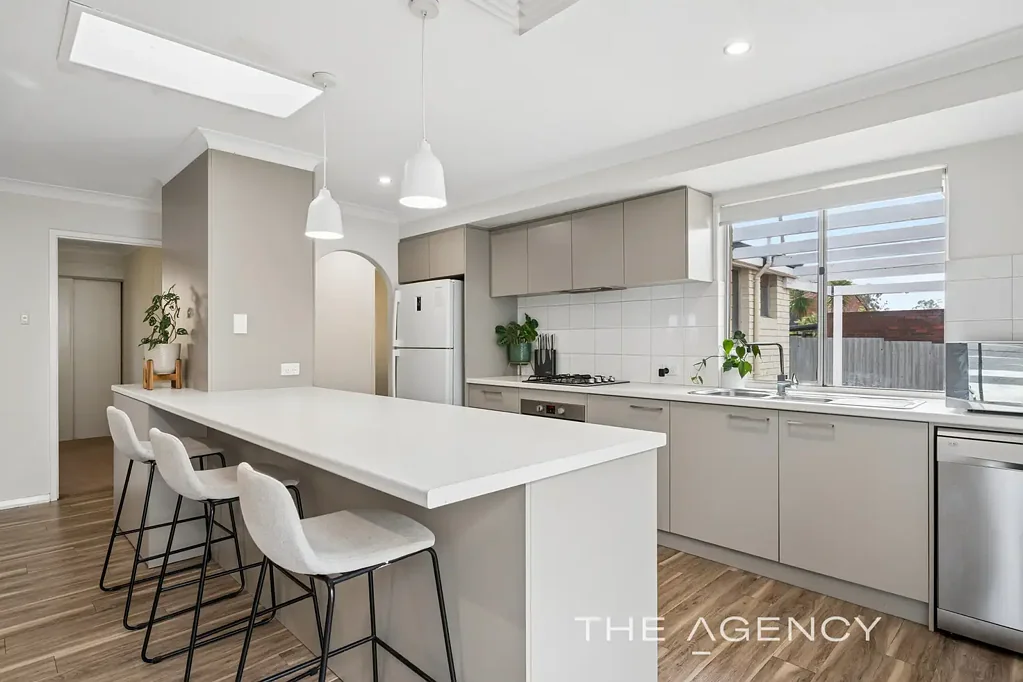 Thornlie 4कमरा MASSIVE HOME - GREAT LOCATION!