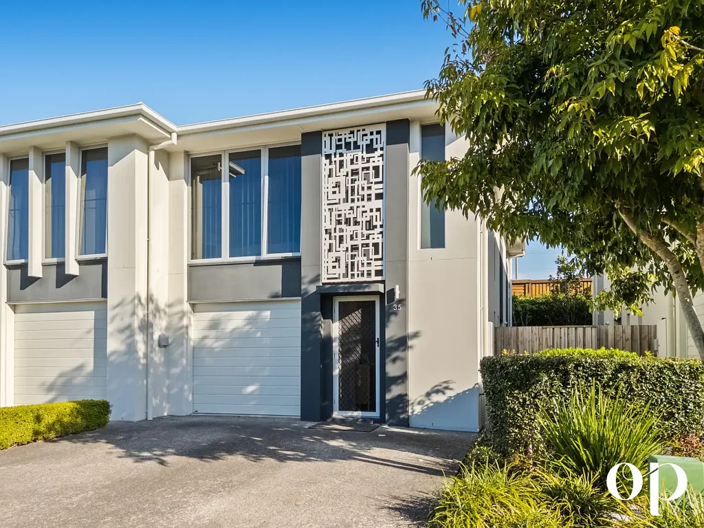 Pimpama 3 Bedroom 3-Bedroom Townhouse with 3-Car Accommodation in Prime Gainsborough Greens