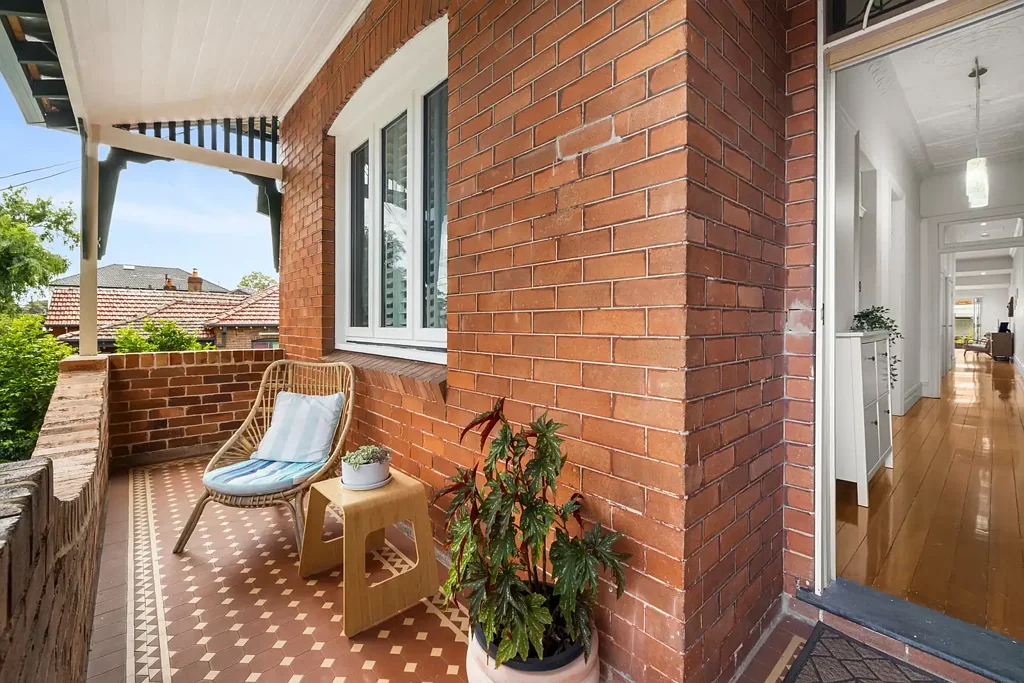 Drummoyne 3房 宽敞半独立式 东北朝向 344.8㎡双街入 优雅内部 自然采光 茂密草坪 私密空间 现代厨房 覆盖露台 古董壁炉 双层玻璃 宁静绿意 便捷交通 Charming & Modern Family Semi with Spacious Design & Prime Location