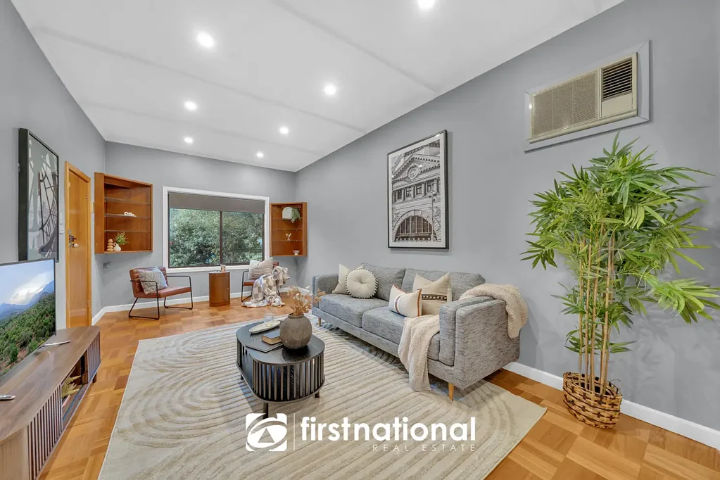 Noble Park 3침실 Charming Weatherboard Gem on a Prime Corner Allotment. Move Right into this Character Home with High Ceilings.