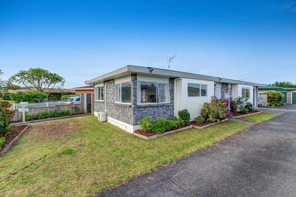 Orewa 3房  Renovated, Standalone & Steps from the Lake!