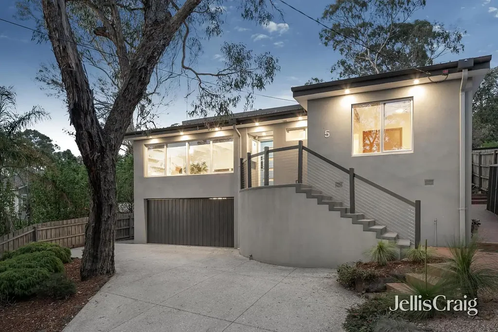 Eltham 3房 920㎡地块宽敞时尚 暴露横梁自然采光 Bosch Blanco Asko厨房电器 私人泳池温泉 基础设施齐全 储藏空间丰富 地段便利步行社区 Poolside Prize In A Lifestyle Location