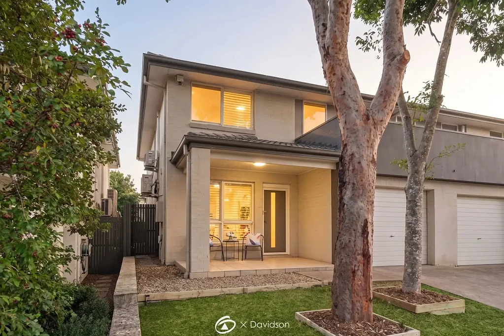 Holsworthy 3Kwarto North-Facing Living | Three Minutes from the Station