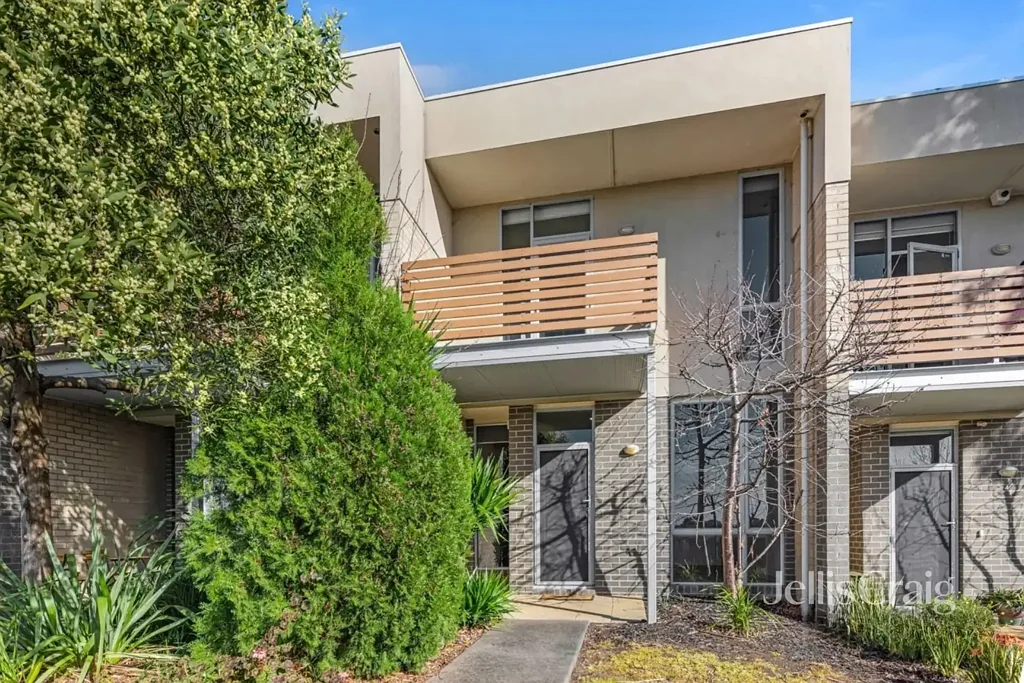 MODERN TOWNHOUSE with RESORT LIFESTYLE in Springthorpe Estate- Includes Gym and Exclusive Country Club Membership.
