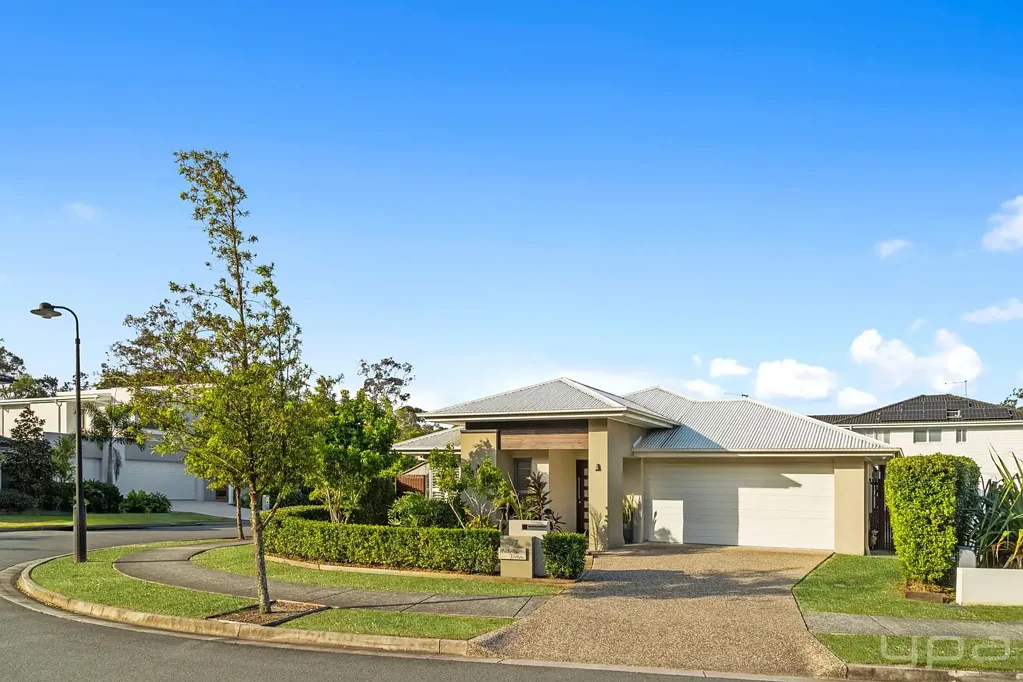 Pimpama 4બેડરૂમ FOREST GREEN SINGLE-LEVEL ENTERTAINER, MOVE-IN READY WITH RECENT UPGRADES