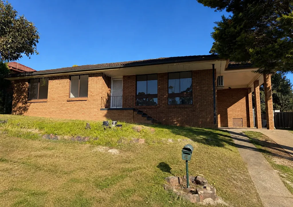 Beautifully Renovated Family Home in the Heart of Minto !!