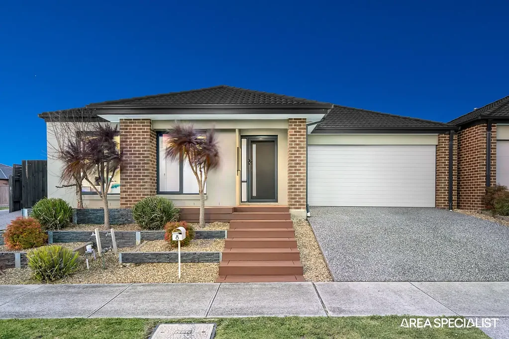 8 Carisbrooke Way, Clyde North, VIC 3978