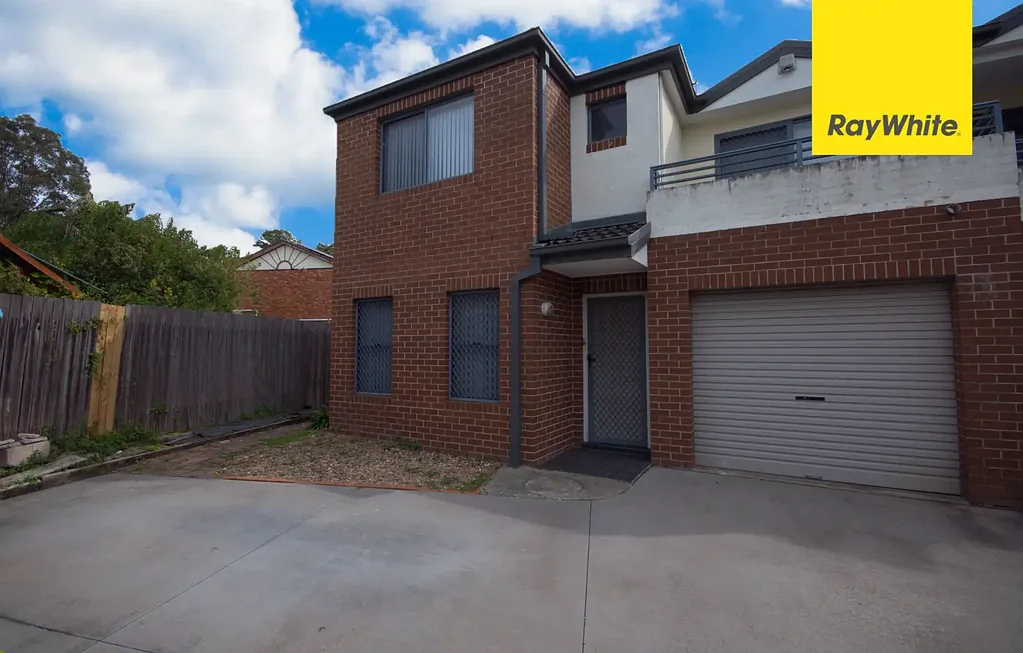 FOUR BEDROOM CONTEMPORARY TOWNHOUSE IN PRIME LOCATION