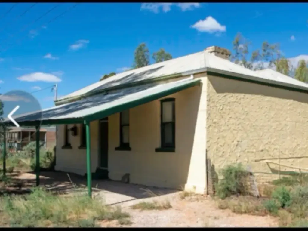 Wilcannia 2ਬੈੱਡਰੂਮ Historic house once a pub plus large adjoining block with shed.