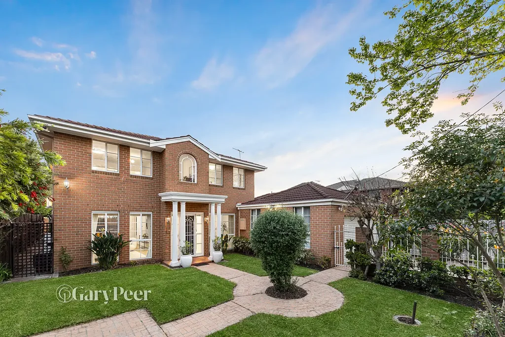 Brighton East 4房 Brighton East优越地址 宽敞双层住宅 多功能生活区 设备齐全厨房 广阔户外空间 主卧带水疗浴缸 顶级学区位置 停车位充足 The ultimate family lifestyle in a prized position