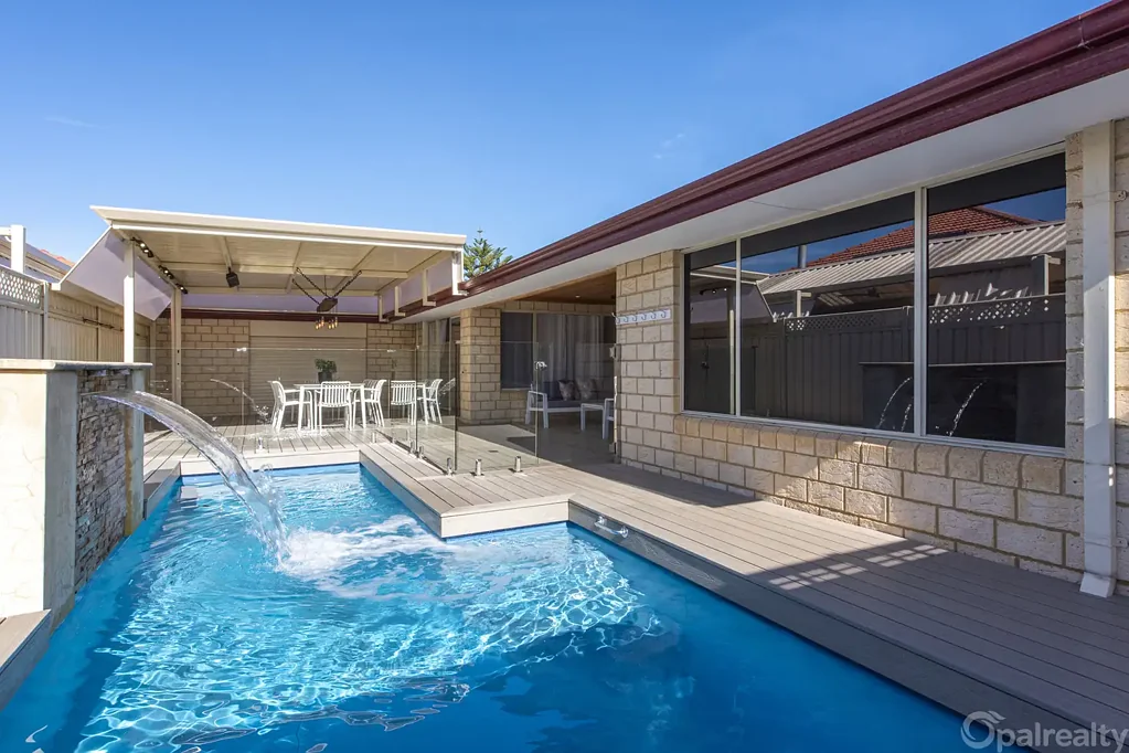 Secret Harbour 4房  Coastal luxury with dual driveways